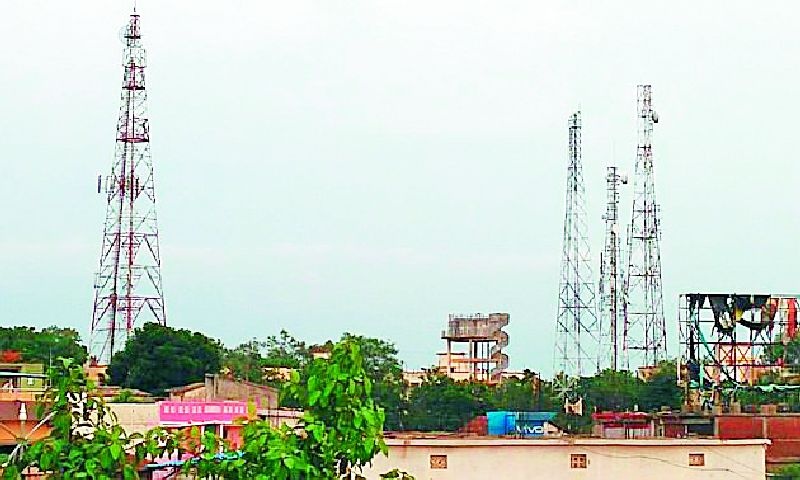 More than half of the towers in Gadchiroli are unofficial | गडचिरोलीतील अर्धेअधिक टॉवर अनधिकृत