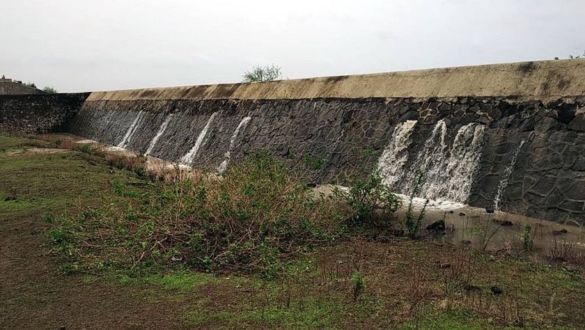 Dhamna dam leaks, people worried | धामणा धरणाच्या सांडव्याला गळती