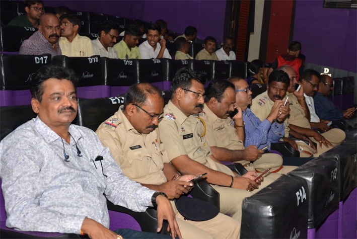 The police personnel enjoy the looted film with family members | पोलीस कर्मचाऱ्यांनी कुटुंबियांसह लुटला चित्रपटाचा आनंद