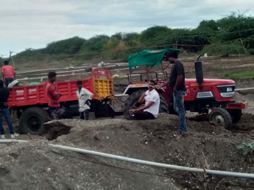 Action on sand miners; Two tractors from the river were seized | वाळूतस्करांवर कारवाई; नदीतून दोन ट्रॅक्टर जप्त