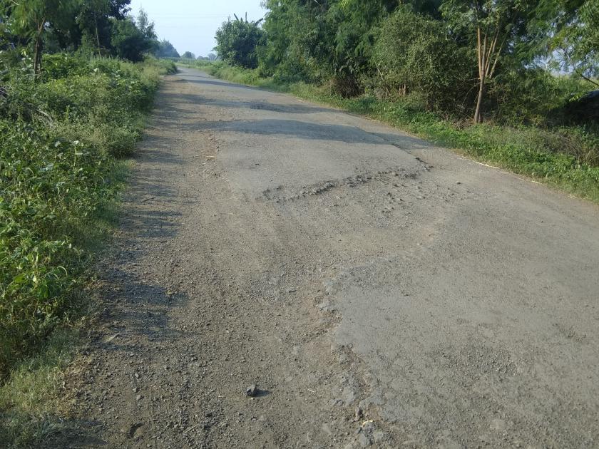  Sawki-Vithwadi road becomes a distant headache | सावकी-विठेवाडी रस्त्याची दूरवस्था बनली डोकेदुखी