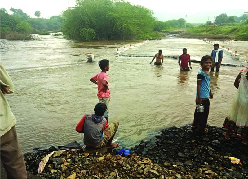 Contact of five villages broken by the floods of Dnyanganga | ज्ञानगंगेच्या पूराने तुटला पाच गावांचा संपर्क