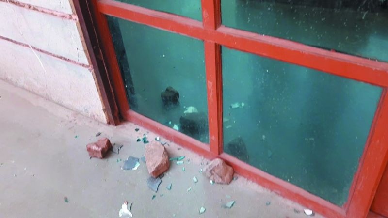 Unidentified persons throw stones at Shegaon municipal office | शेगाव नगरपालिका कार्यालयावर अज्ञातांकडून दगडफेक; कर्मचाऱ्यांचे कामबंद आंदोलन