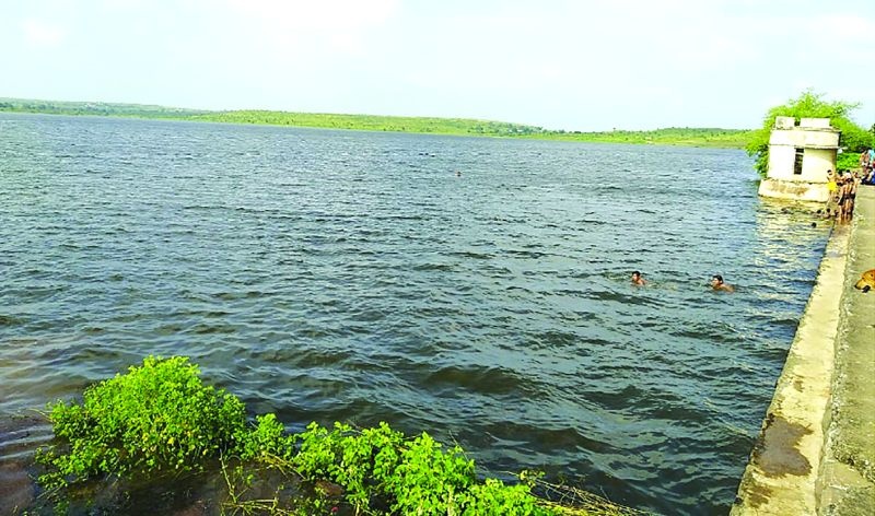 Khangaon : Historic Januna Lake full of water | खामगाव येथील ऐतिहासिक जनुना तलाव तुडूंब!