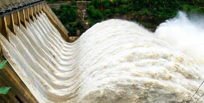 Two and a half times the water of Koyna dam was carried to Karnataka | कोयना धरणाच्या अडीच पट पाणी कर्नाटकात गेले वाहून