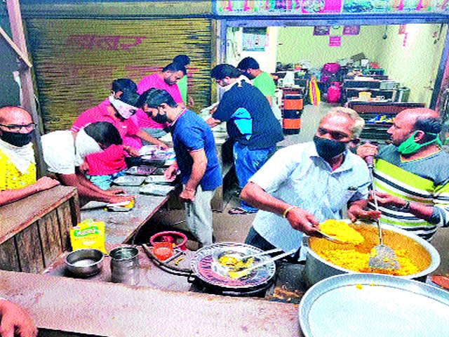 Social workers provided food for the poor | सामाजिक कार्यकर्त्यांनी केली गरिबांच्या जेवणाची सोय