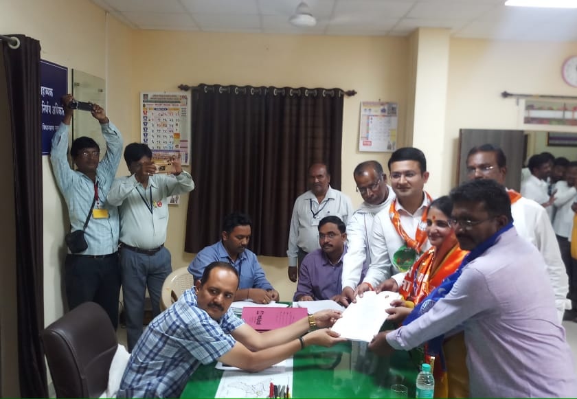 BJP candidate Snehlata Kolhe showcases strong power in Kopargaon | कोपरगावात भाजपच्या उमेदवार स्नेहलता कोल्हे यांचे जोरदार शक्तीप्रदर्शन