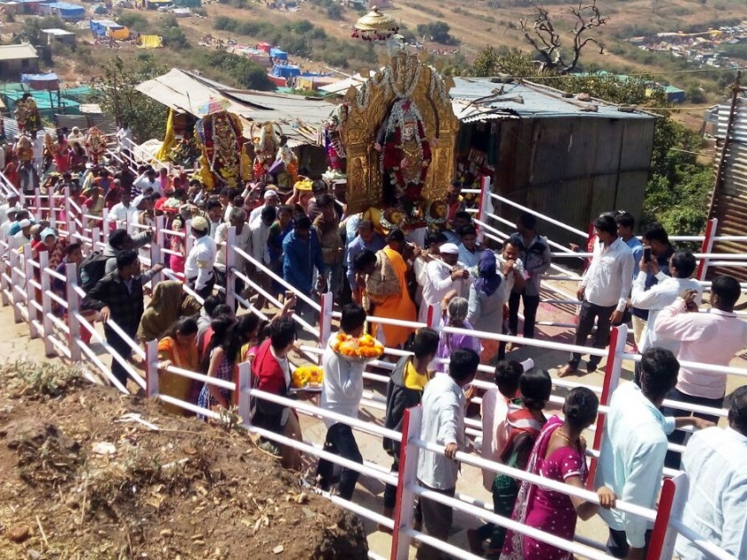 Satara: Thousands of devotees visit Mandhargad on the fort | सातारा : मांढरगडावर भाविकांचा महापूर, दर्शनासाठी हजारो गडावर दाखल