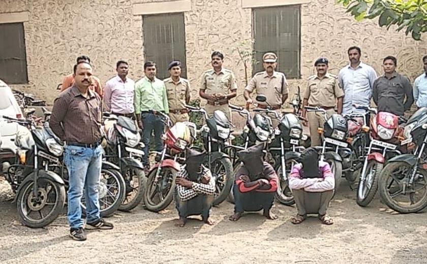 17 bikes were seized from three thieves in Malegaon | मालेगावी तिघा चोरट्यांकडून १७ दुचाकी जप्त