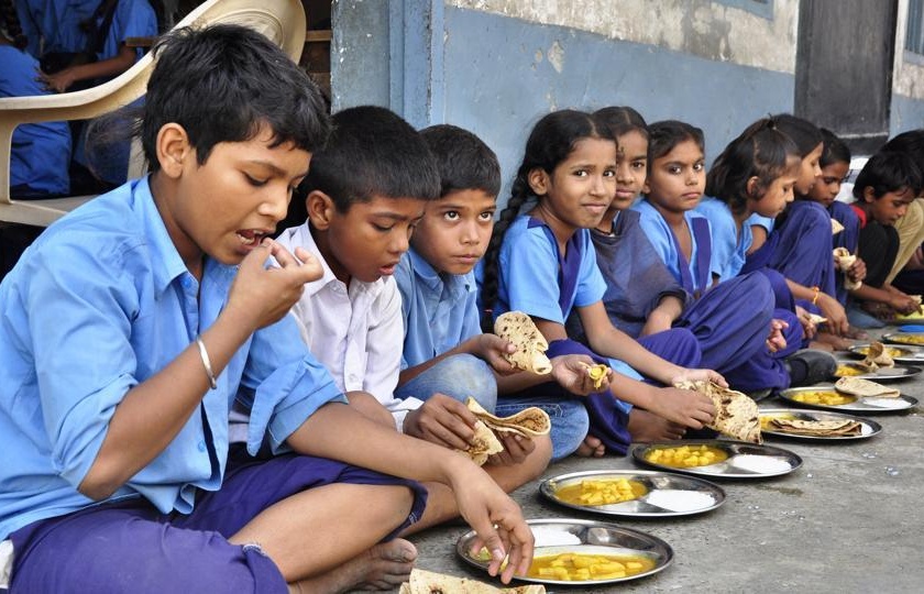 mid day meal in maharashtra | गैरसमज नको, शिक्षकांना पराठे लाटावे लागणार नाहीत!