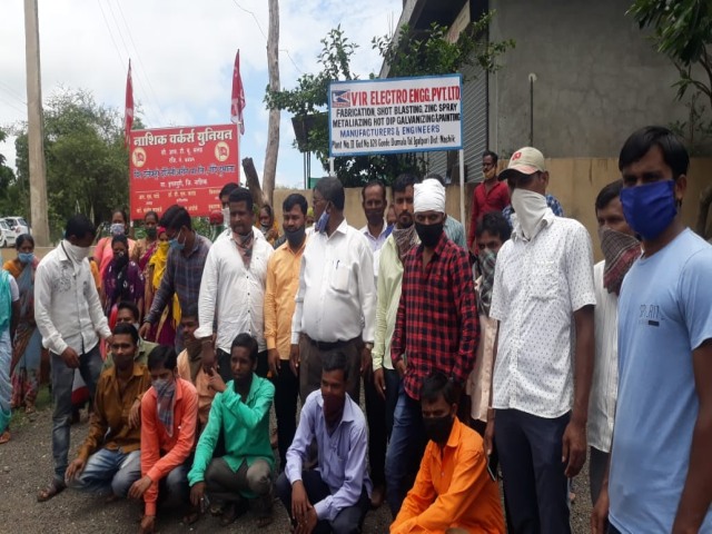 Protests by workers in Gonde Dumal | गोंदे दुमालात कामगारांची निदर्शने