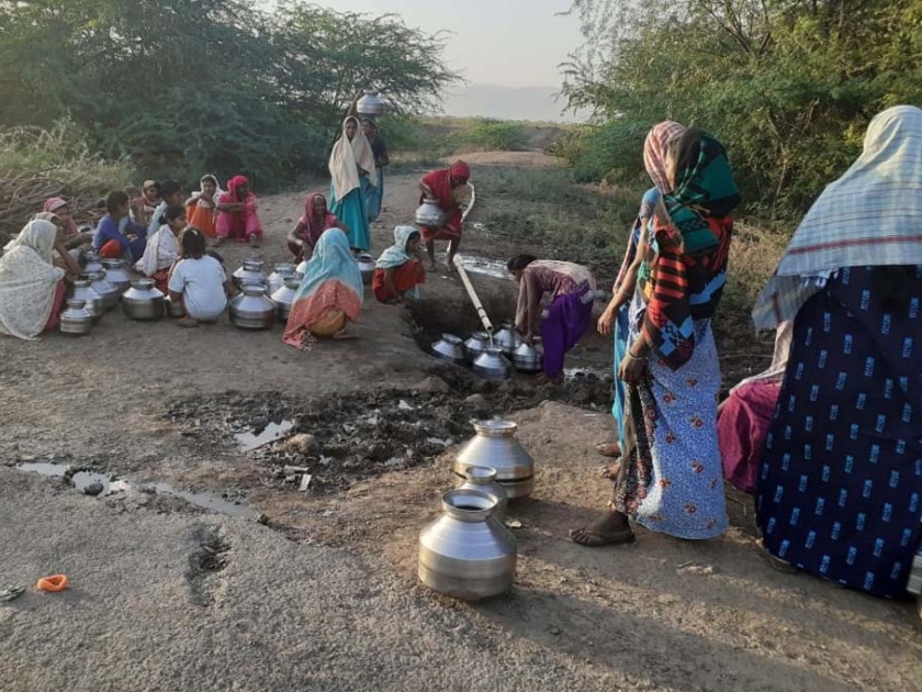 Water scarcity in Tahawad Rehabilitation Colony | तºहावद पुनर्वसन वसाहतीत पाणीटंचाई