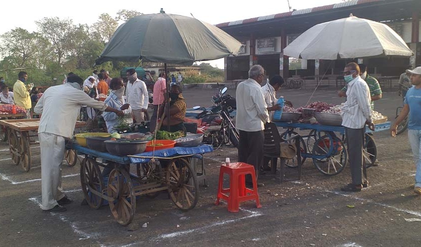 Convenience of vegetable vendors at Taloda bus station | भाजीपाला विक्रेत्यांची तळोदा बसस्थानकात सोय