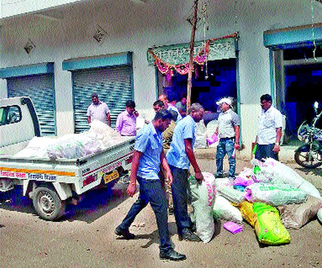 Three lakh plastic bags seized | तीन लाखांच्या प्लॅस्टिक पिशव्या जप्त