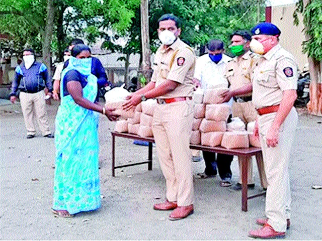 Police distribute food grains to tribal families in Chandwad | चांदवडला आदिवासी कुटुंबीयांना पोलिसांतर्फे अन्नधान्य वाटप