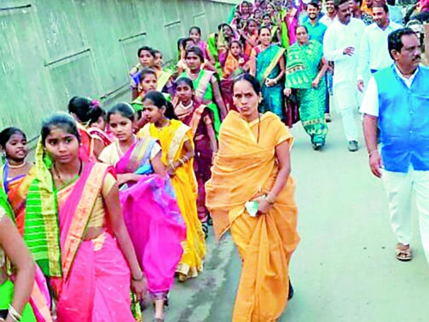 The rally of Savitri Lakshis called Dhangaon | सावित्रींच्या लेकींच्या रॅलीने धरणगाव दणाणले