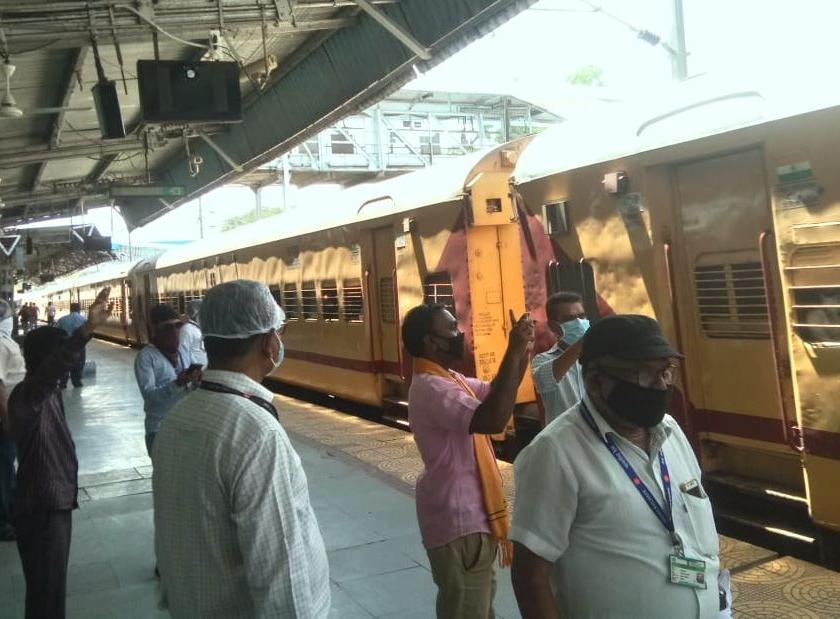 Nashik-Lucknow Shramik Express runs for stranded foreigners | अडकलेल्या परप्रांतीयांसाठी धावली नाशिक- लखनऊ श्रमिक एक्सप्रेस