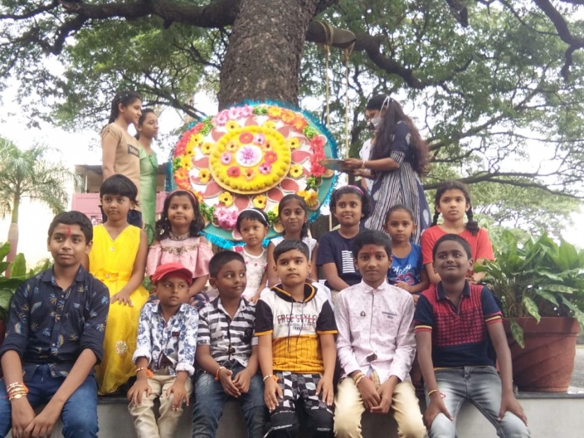 Celebrate the festival by tying rakhi to a tree in Santiniketan | शांतिनिकेतनमध्ये झाडाला राखी बांधून सण साजरा