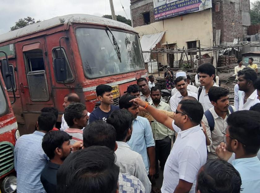 Do not stop the bus at Chandori | चांदोरीत बस थांबत नसल्याने विद्यार्थ्यांचा रास्ता रोको