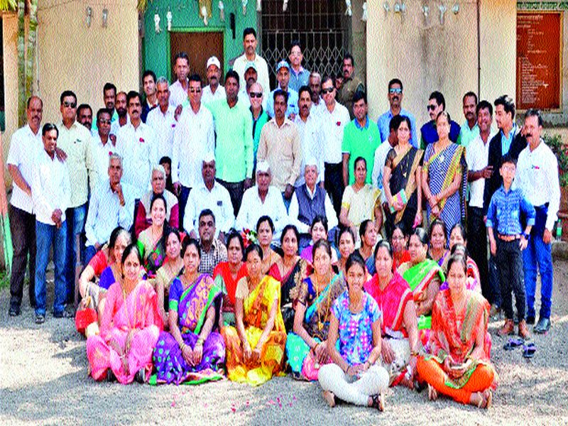 Vadnare Bhairav: Former students from Janata Vidyarthi's 1st year students celebrated their memorial | वडनेरभैरव : जनता विद्यालयाच्या १९९१च्या माजी विद्यार्थ्यांचा उपक्रम जुन्या वर्गमित्रांनी स्रेहमेळा केला यादगार