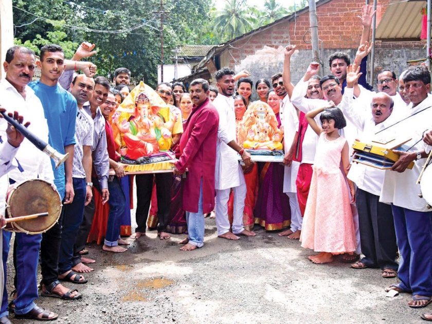  Ganpati Bappa hails from Devgad | Ganpati Festival- देवगडात खड्डेमय रस्त्यांतून गणेशभक्तांनी काढली वाट
