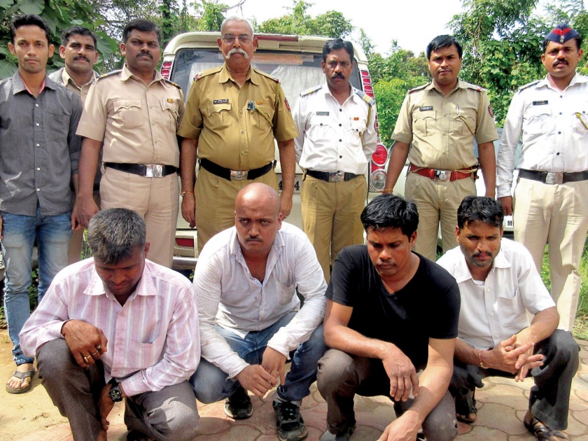 Sindhudurg: fake Darius seized cars, taken action at Bawalat: Police detained for four | सिंधुदुर्ग : बनावट दारूसह कार जप्त, बावळाट येथे केली कारवाई