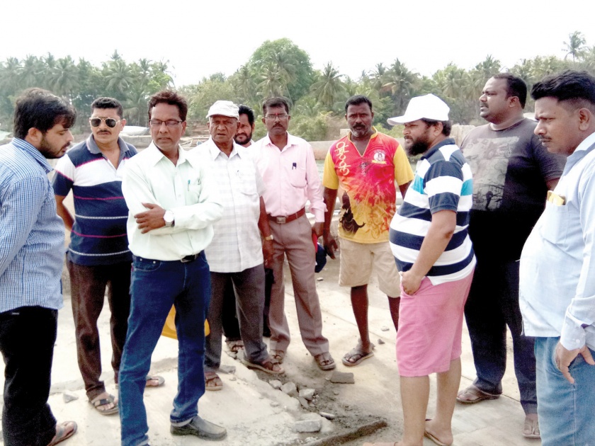 Use of saline water for construction of cochlea bridge, villagers angry | कोळंब पूल बांधकामासाठी खाऱ्या पाण्याचा वापर, ग्रामस्थ संतप्त