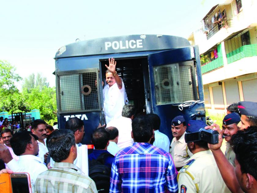 Sindhudurg: Jail Bharo movement against teacher Patdeepi, Aggressive junior college teacher attacked | सिंधुदुर्ग : शिक्षक पतपेढीसमोर जेलभरो आंदोलन, कनिष्ठ महाविद्यालयीन शिक्षक आक्रमक 