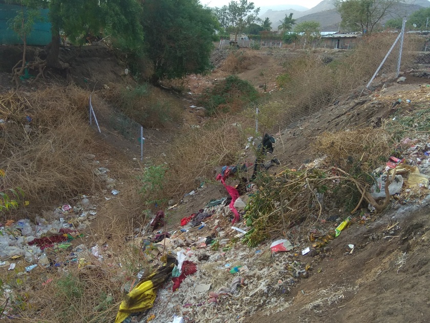  Health hazard by tribal waste trash | आदिवासी वस्त्यांशेजारील कचऱ्यामुळे आरोग्य धोक्यात