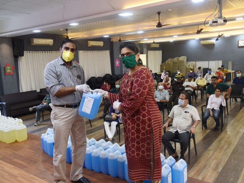 Distribution of masks and other materials to private doctors who provide essential services. | अत्यावश्यक सेवा पुरविणाऱ्या खाजगी डॉक्टरांना मास्क आणि इतर साहित्याचे वाटप इंडियन मेडीकल असोसिएशनच्या ठाणे टीमचा उपक्रम
