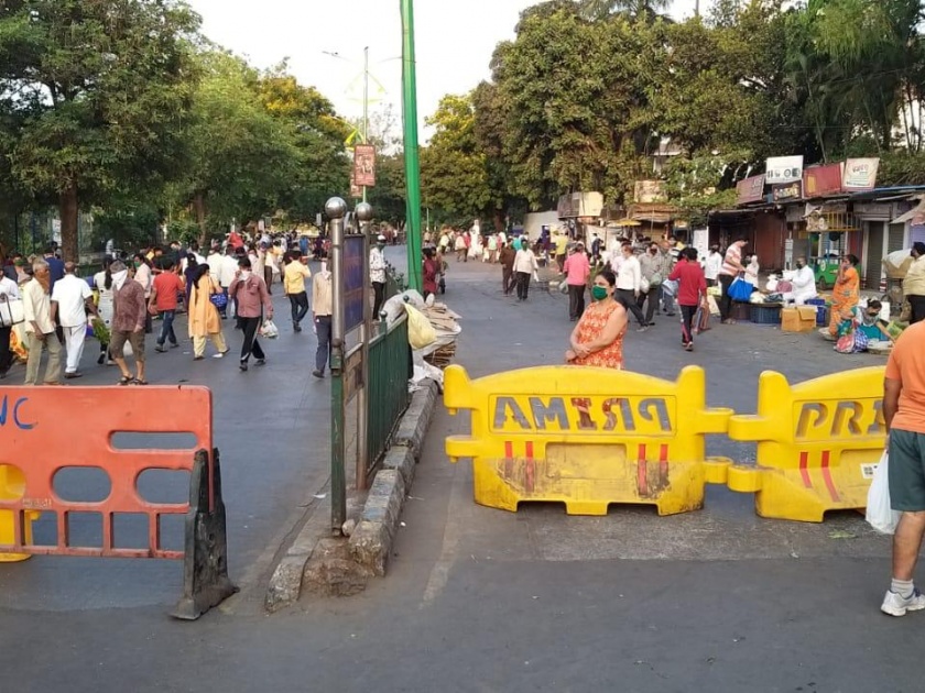 Even after bringing in the streets, the crowd is not low, the complex is increased before the municipality | रस्त्यांवर मंडई आणल्यानंतरही गर्दी कमी नाही, पालिकेपुढे वाढला पेच