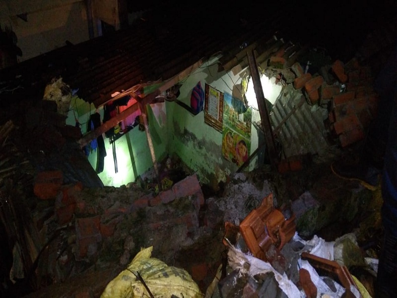  Two people were killed and two others injured when a patrol wall collapsed on the houses of Ghatkumar in Ghodbunder area | घोडबंदर भागात पातलीपाडा येथे संरक्षक भिंत घरांवर पडल्याने एकाचा मृत्यु , दोन जण जखमी
