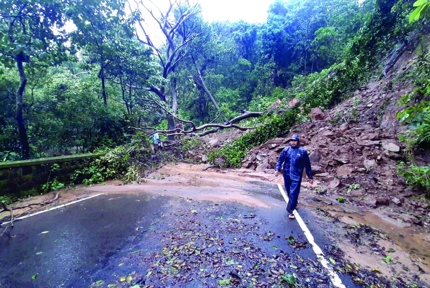 Hurricanes collapse in Tilari Ghats | ढगफुटीमुळे तिलारी घाटात डोंगर कोसळला, यंत्रणेचा बोजवारा