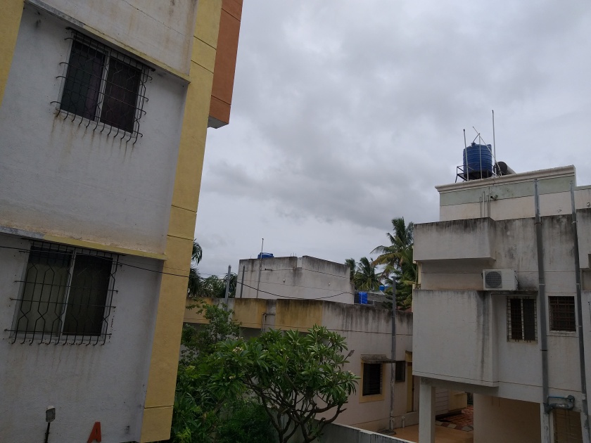 Cyclone worries over Ahmednagar district | चक्रीवादळाच्या चिंतेचे अहमदनगर जिल्ह्यावरही ढग, सकाळपासून रिमझिम, वाºयाचा जोरही वाढला