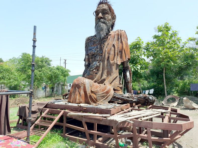 Vinoba's sculptures made from 15 to 20 tons of scrap metal | तब्बल १५ ते २० टन भंगार मालातून तयार केले विनोबांचे शिल्प
