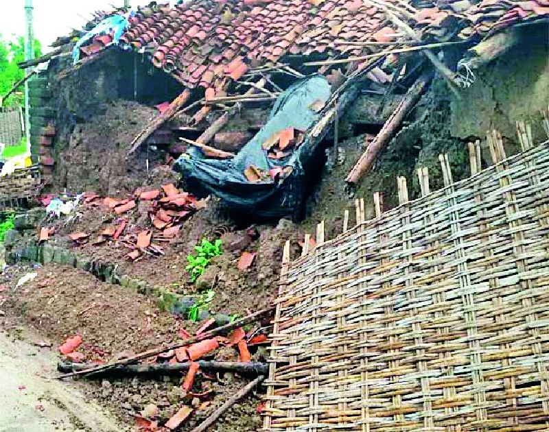  The house collapsed due to heavy rains | अतिवृष्टीमुळे धोंडगावात घर कोसळले