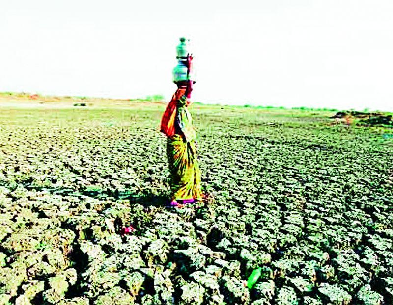 360 villages in the district are on the brink of water scarcity | जिल्ह्यातील ३६० गावे पाणीटंचाईच्या उंबरठ्यावर