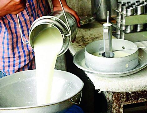 Threat to seize extra milk | अतिरिक्त दूध जप्त करण्याची धमकी