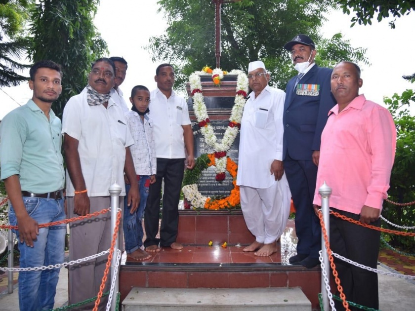 Greetings in Dindori taluka on the memorial day of martyr Yashwant Dhakne | शहीद यशवंत ढाकणे यांच्या स्मृतिदिनी दिंडोरी तालुक्यात अभिवादन