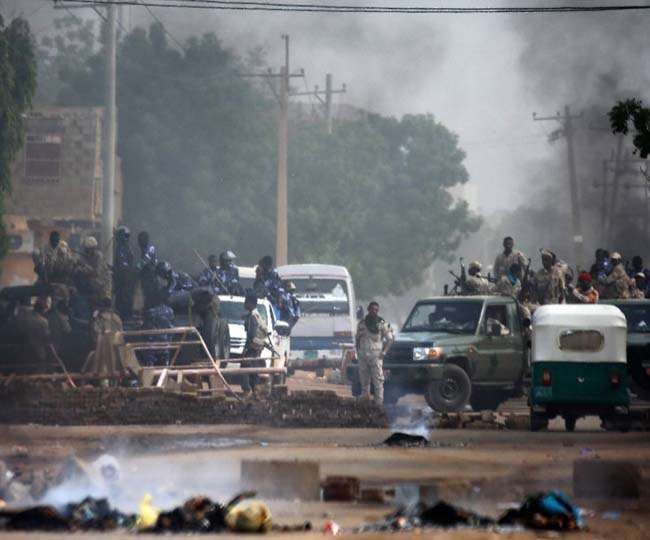 Attempt to crush agitation by troops in Sudan; 35 killed in firing | सुदानमधील सैन्याकडून आंदोलन चिरडण्याचा प्रयत्न; गोळीबारात 35 ठार