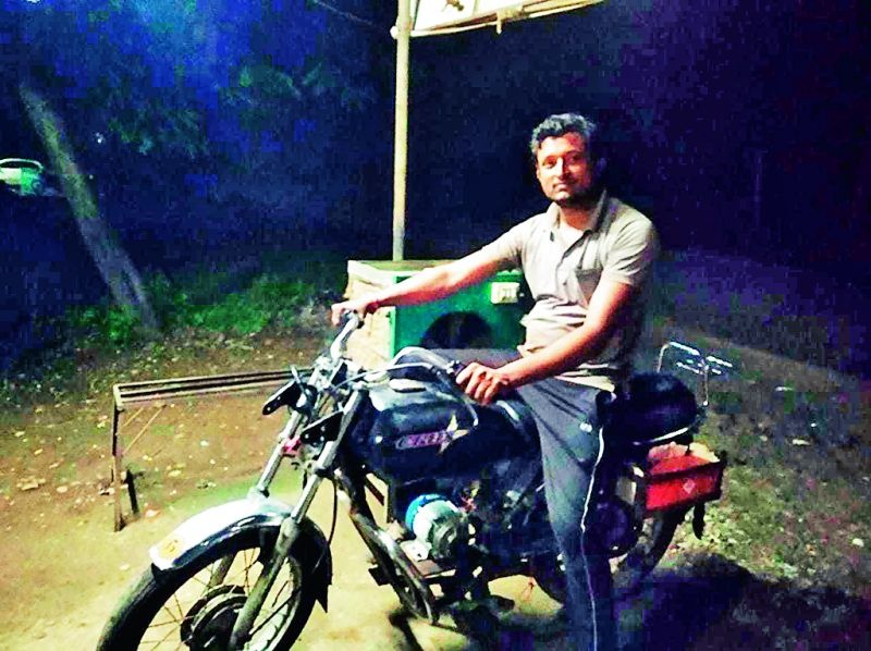 A battery-powered motorcycle developed by Sahur's Rancho in Wardha district | वर्धा जिल्ह्यातील साहूरच्या ‘रॅन्चो’ने विकसित केली बॅटरीवर धावणारी मोटारसायकल