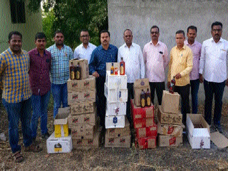Liquor worth Rs.15,000 crores of liquor seized in Bhutba Shiva | गोव्याची पावणेदोन लाखांची दारू भाटुंबा शिवारात जप्त