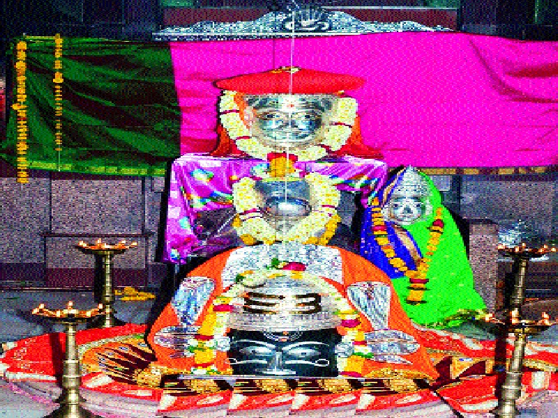 Pride of the devotees for the Vaidyanatha visit in Paroli | परळीत वैद्यनाथाच्या दर्शनासाठी भाविकांची गदी