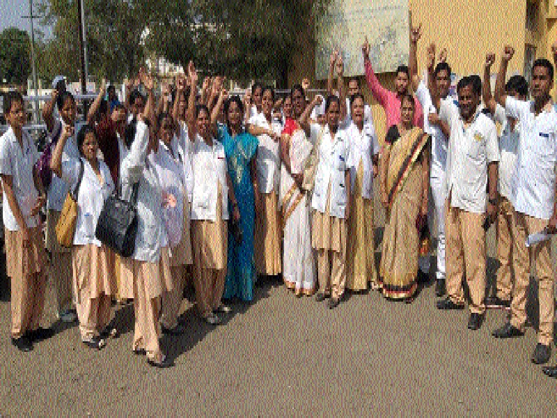 Nurse demonstrations in Ambajogai | अंबाजोगाईत परिचारिकांची निदर्शने