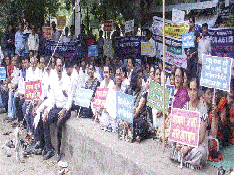 Movement in Beed, calling for 'save quality, save country' | ‘गुणवत्ता वाचवा, देश वाचवा’ हाक देत बीडमध्ये धरणे आंदोलन
