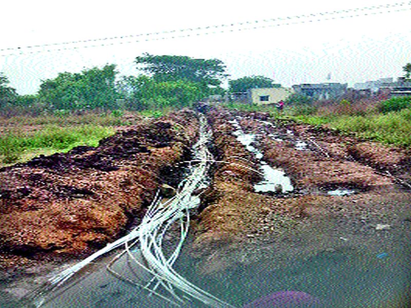 The danger of supply of water to three villages: 50 taps connection in one place | तीन गावांचा पाणीपुरवठा धोक्यात : एकाच ठिकाणी  ५० नळ कनेक्शन