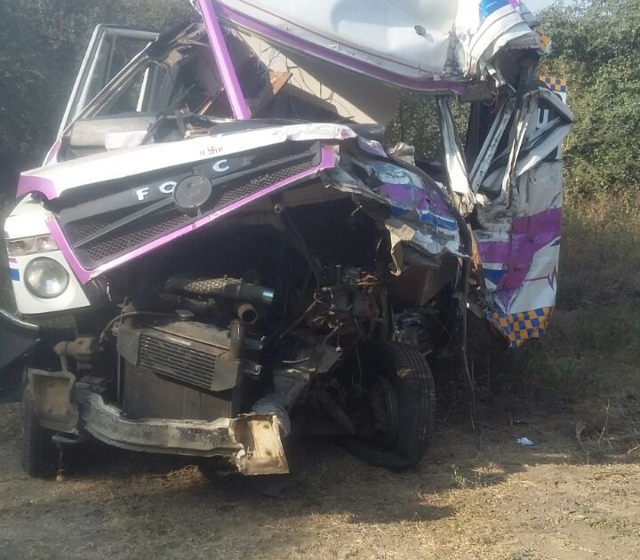 Nagpur-Amravati highway; Accident; Four killed; Five injured | नागपूर-अमरावती राष्ट्रीय महामार्गावर ट्रक- अँबुलन्समध्ये जोरदार धडक ; चार ठार; पाच जखमी