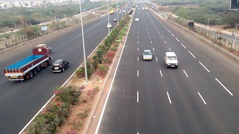 Only three and a half thousand km highway will be constructed in the country | देशभरात केवळ साडेतीन हजार किलोमीटरचे महामार्ग बांधणार