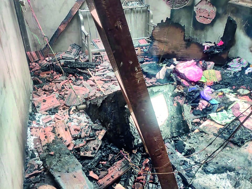 Three lakhs damage to house by burning fire in Kundi | कुंडीत घर आगीत जळून पावणेतीन लाखांची हानी