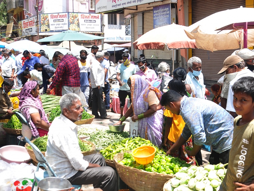 Corporation employees, arguing among vegetable sellers, insistence to stay in the market | मनपा कर्मचारी, भाजी विक्रेत्यांत वादावादी , मंडईतच बसण्याचा आग्रह